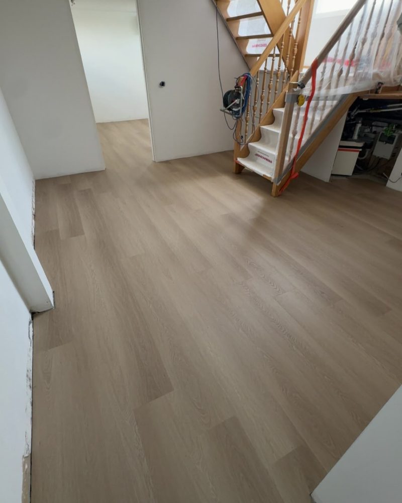 Lichte houtlook vloer bij trap renovatie