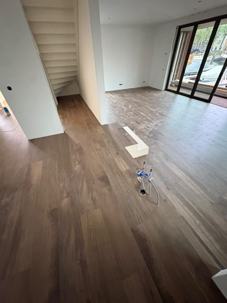 Donkere houtlook vloer open woonruimte