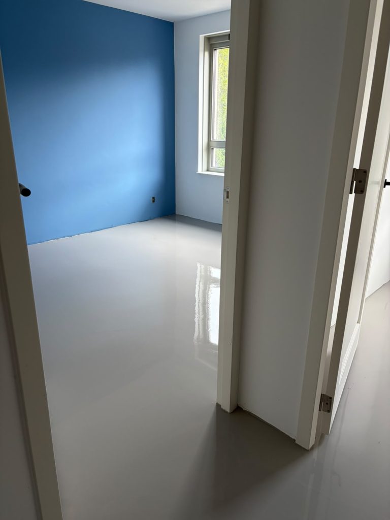 Vloer egaliseren slaapkamer met blauwe muur