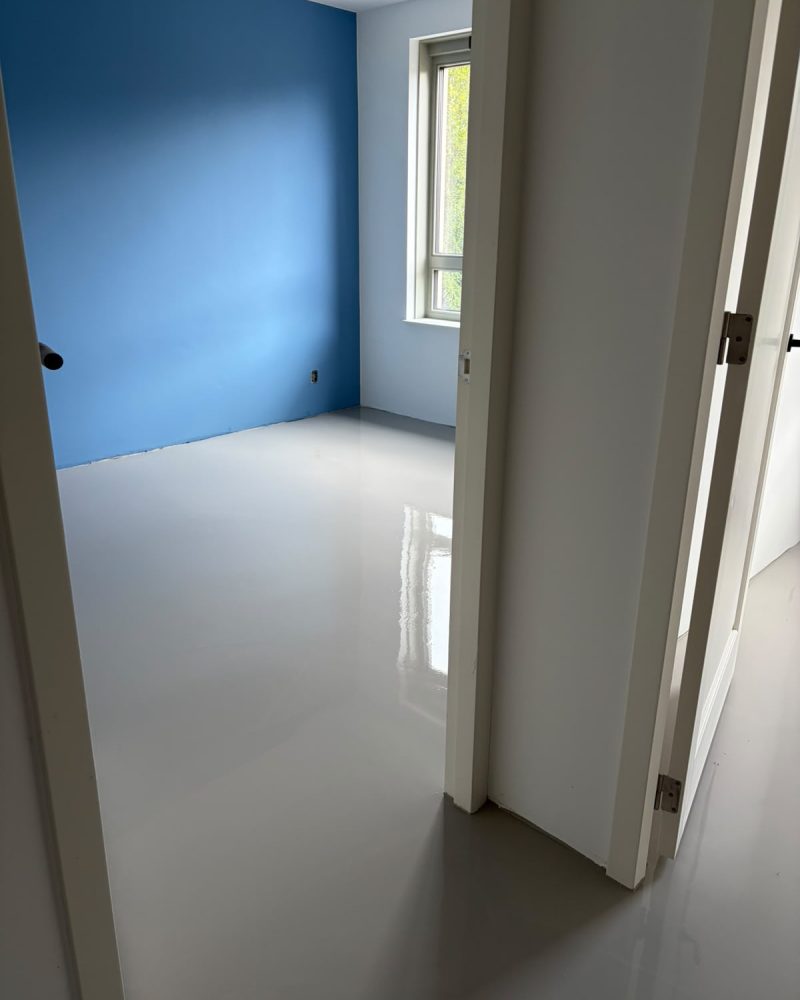 Vloer egaliseren slaapkamer met blauwe muur