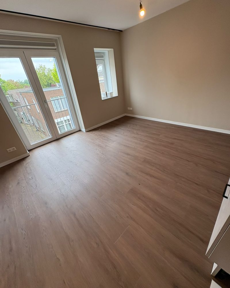 Donkere houtlook vloer slaapkamer
