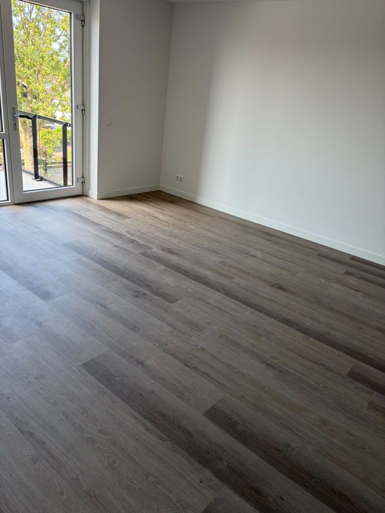 Donkere houtlook vloer slaapkamer met balkon