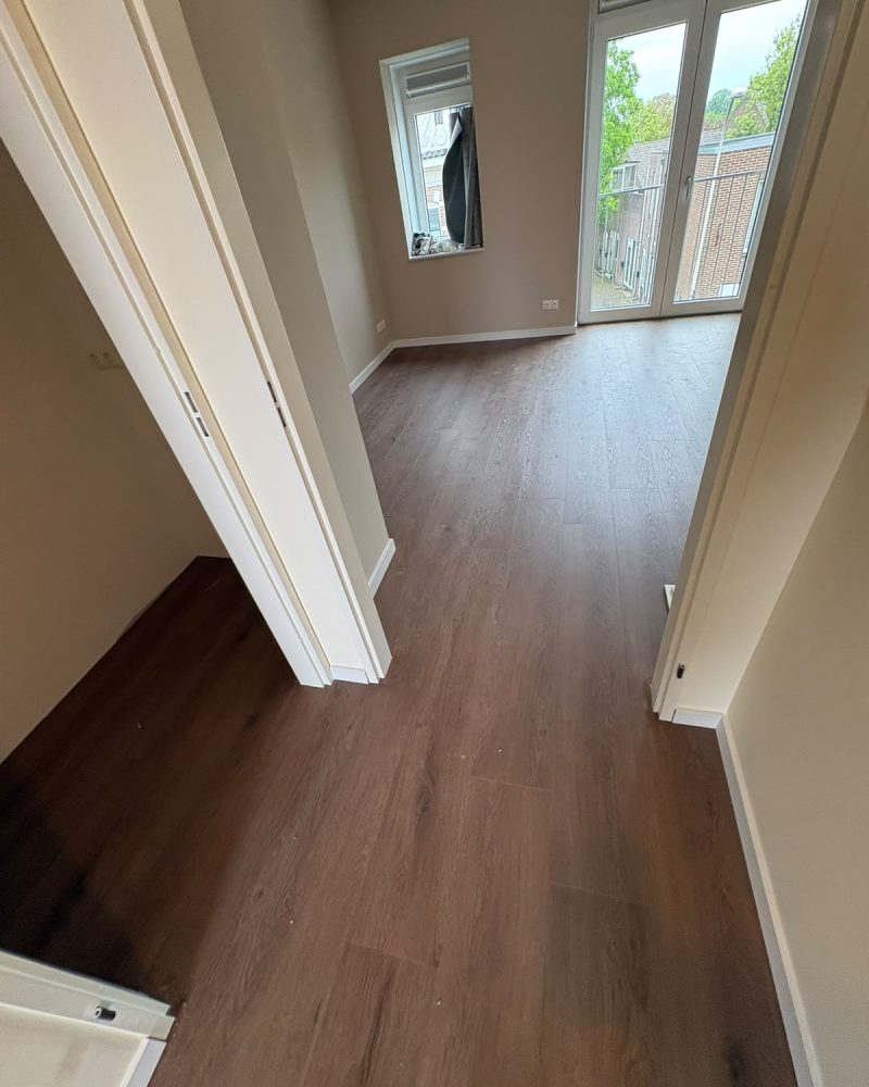 Donkere houtlook vloer gang en slaapkamer