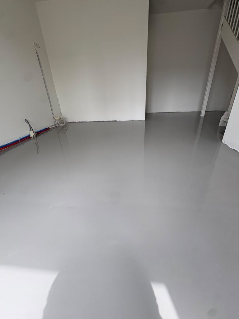 Vloer egaliseren woning met egalisatiemortel