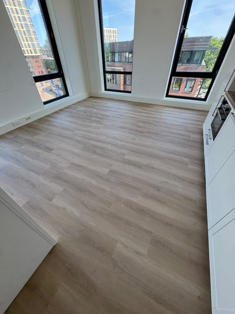 Lichte houtlook vloer moderne keuken