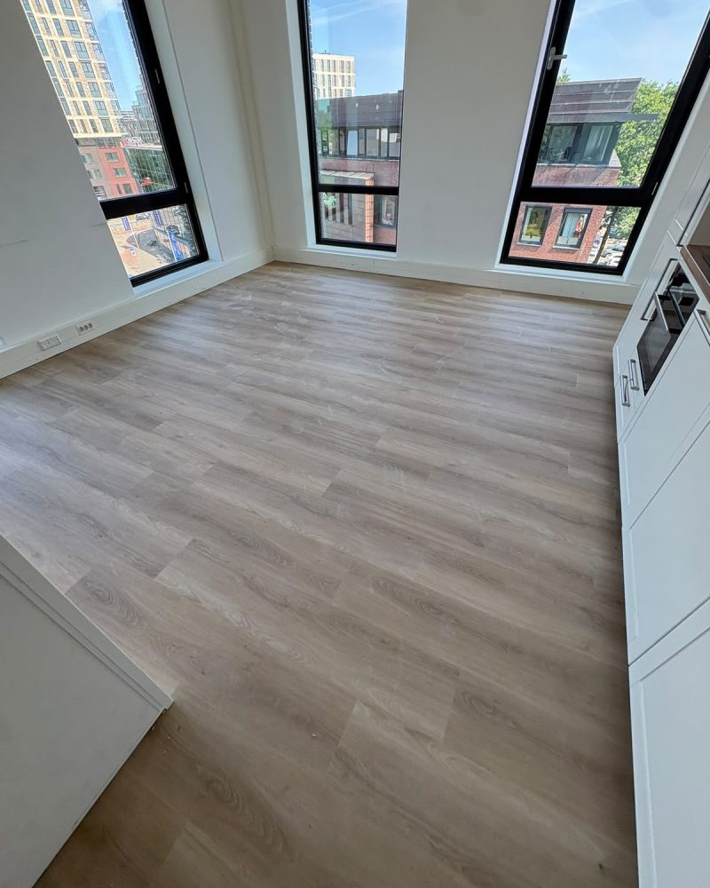 Lichte houtlook vloer moderne keuken