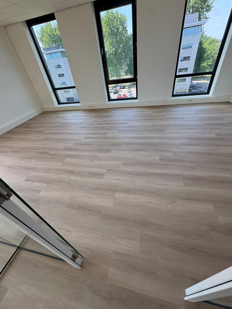 Lichte houtlook vloer kantoorruimte met uitzicht