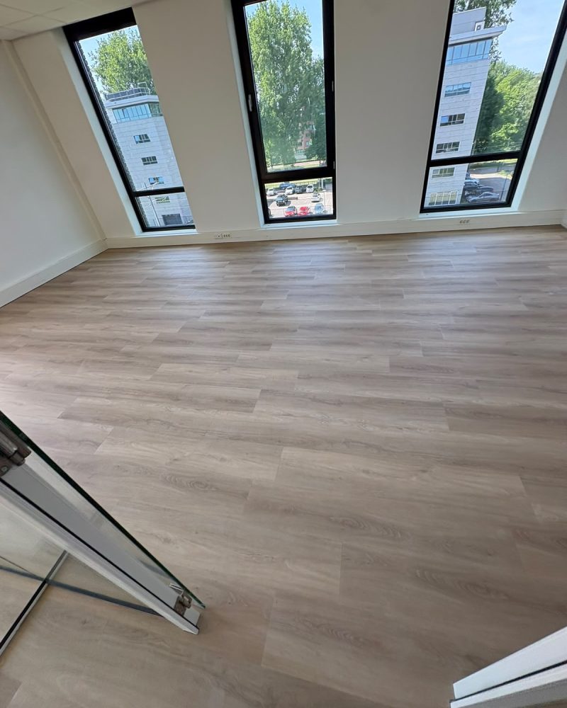 Lichte houtlook vloer kantoorruimte met uitzicht