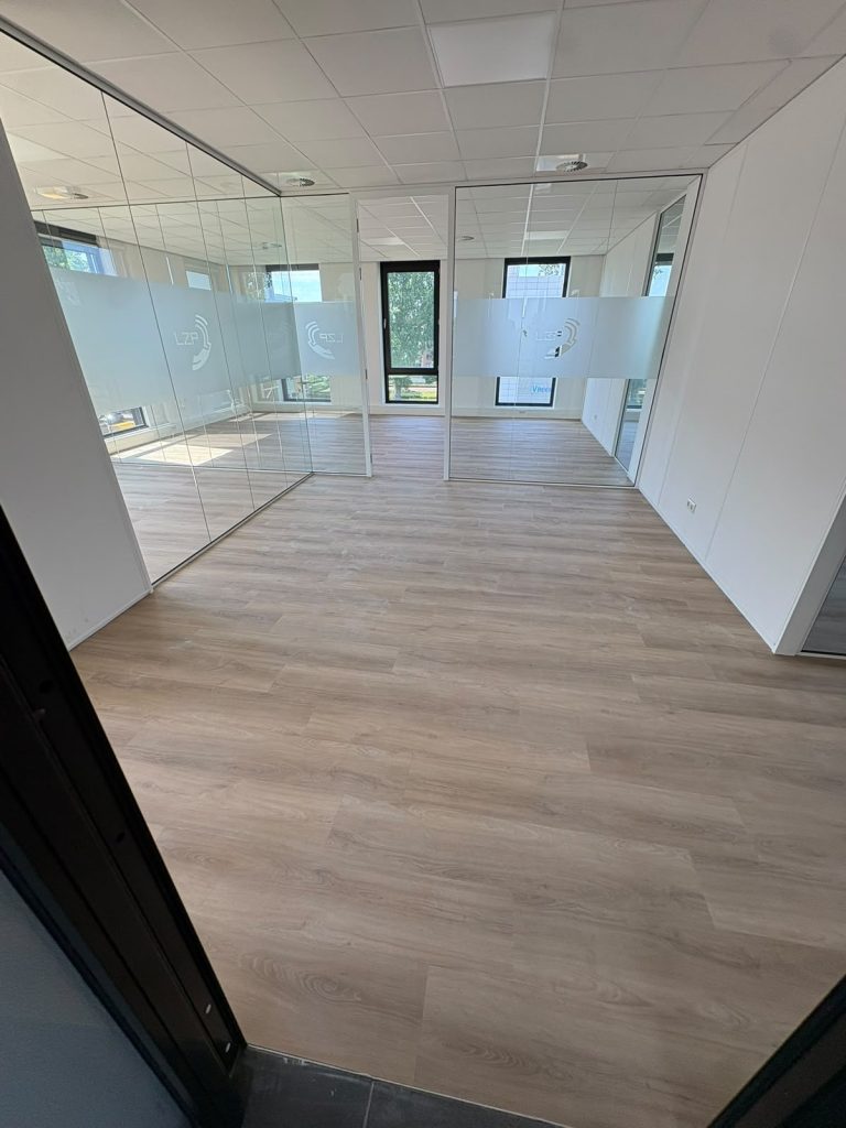 Houtlook vloer kantoor met glazen scheidingswanden