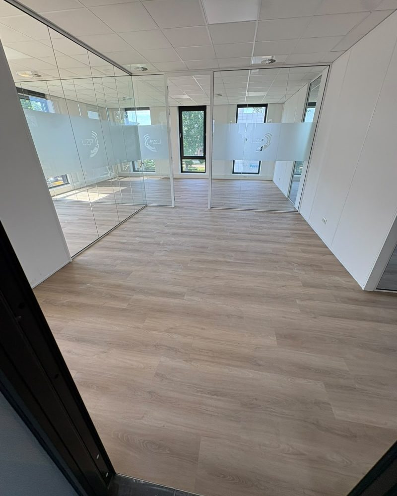 Houtlook vloer kantoor met glazen scheidingswanden