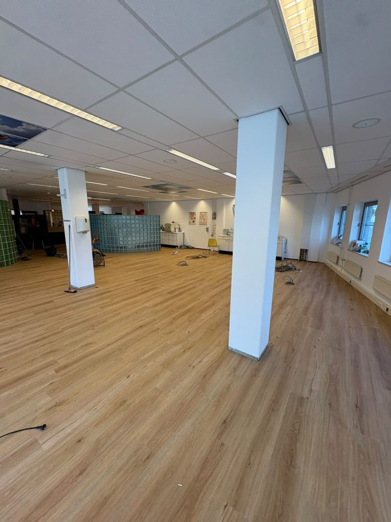 Houtlook vloer grote open kantoorruimte