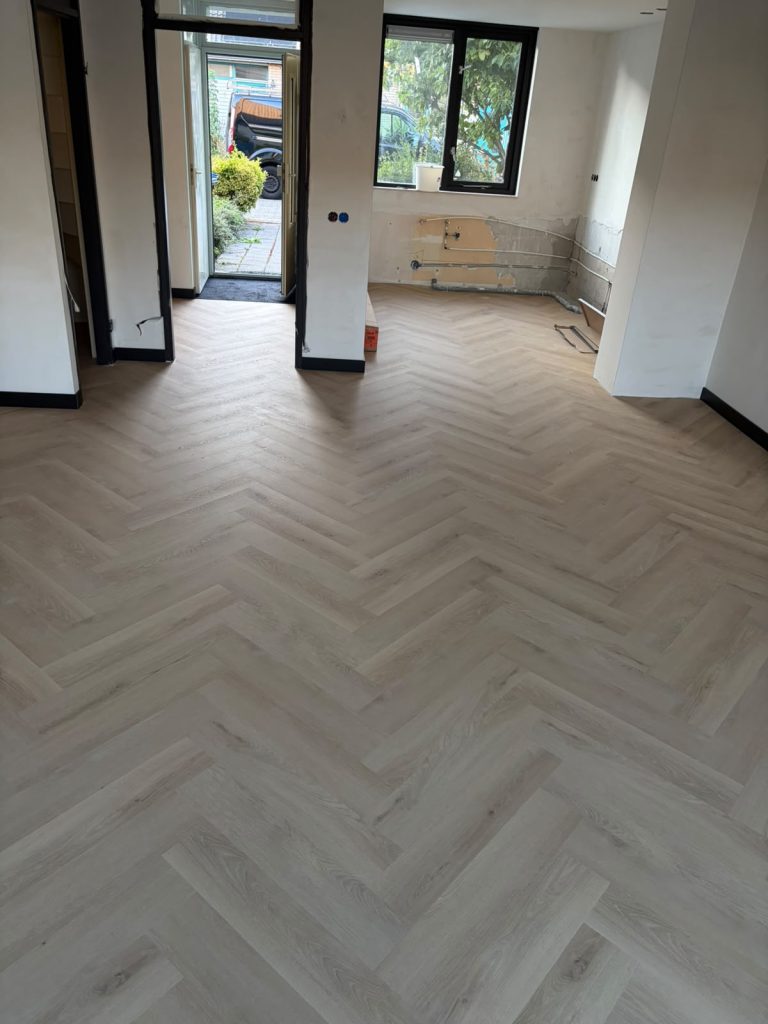 Lichte visgraatvloer open woonruimte renovatie