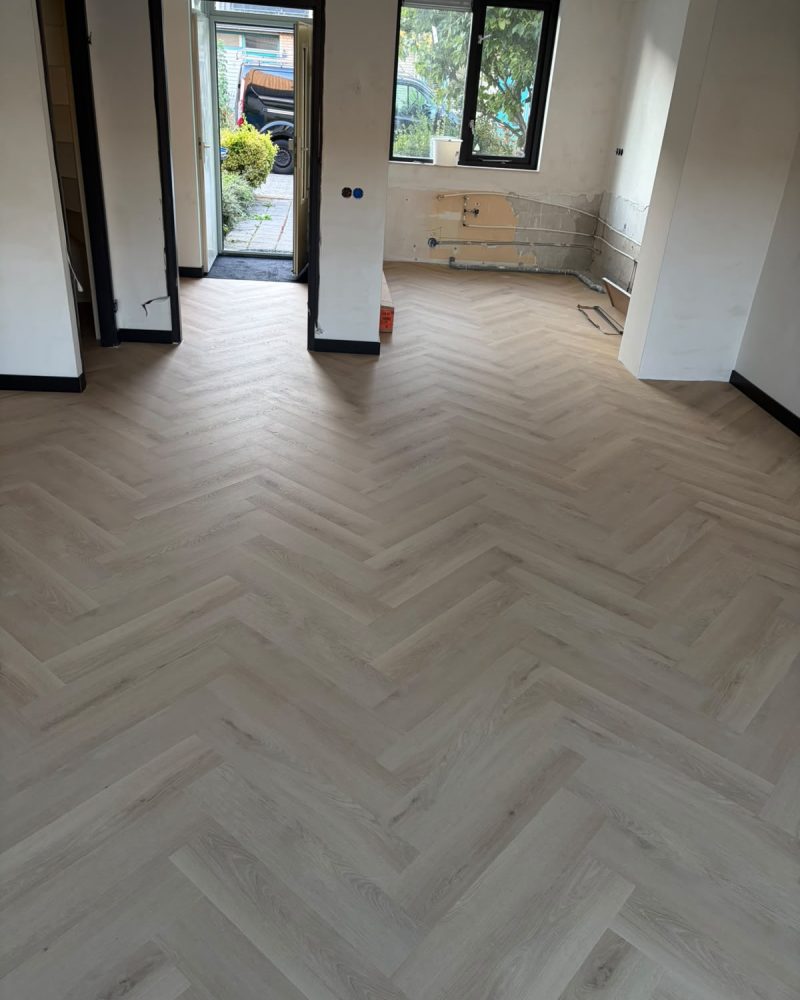 Lichte visgraatvloer open woonruimte renovatie