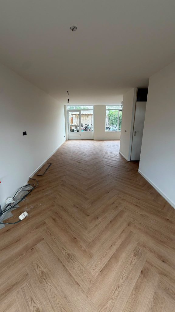 Bruine visgraatvloer lange woonkamer