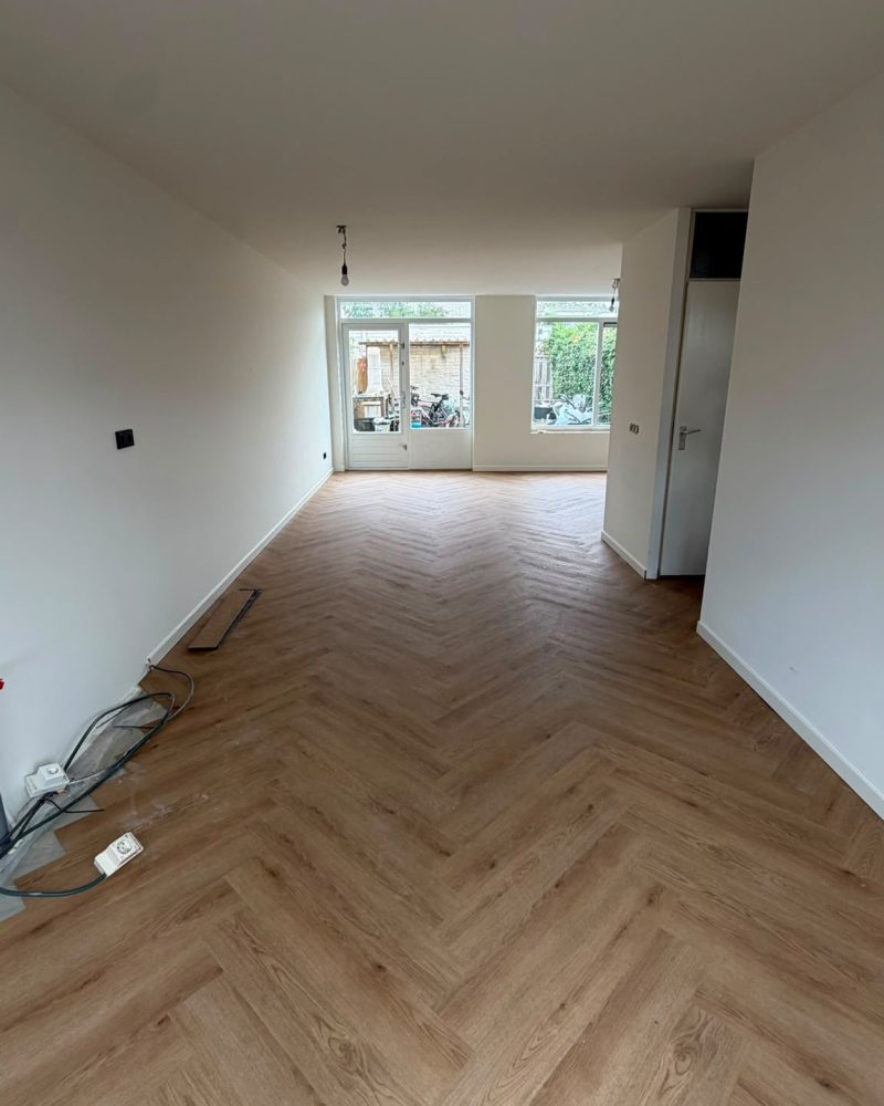 Bruine visgraatvloer lange woonkamer