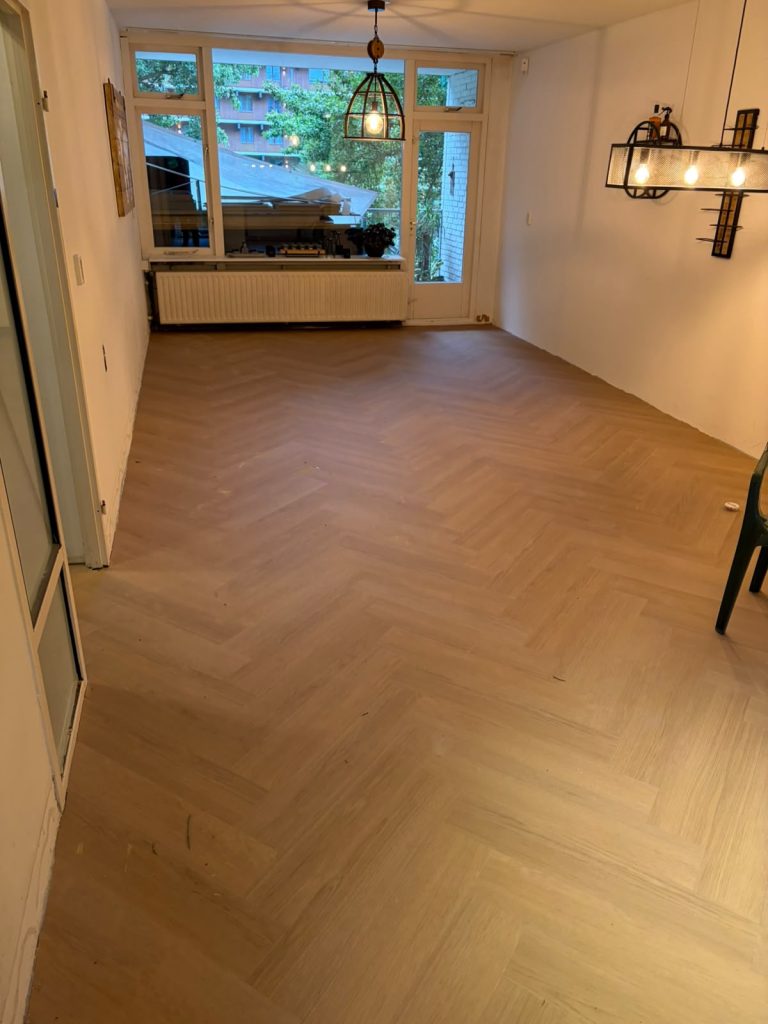 Visgraat vloer eetkamer met warme verlichting