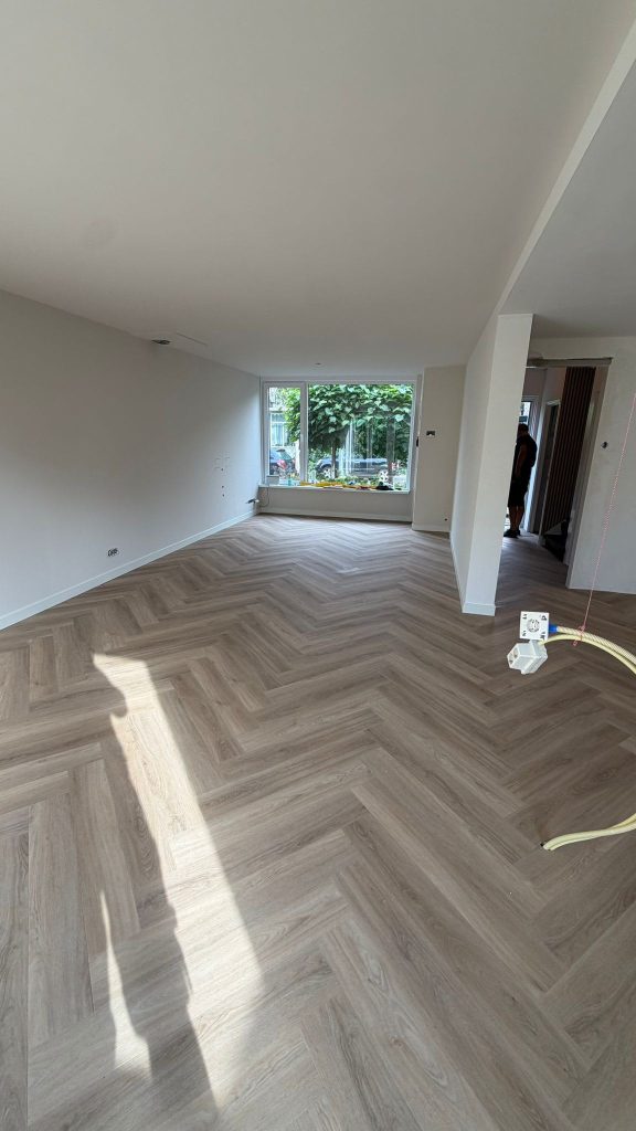 Houtlook visgraatvloer ruime woonkamer