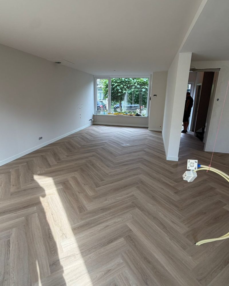 Houtlook visgraatvloer ruime woonkamer