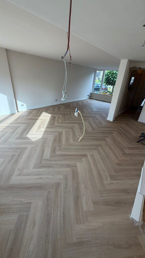 Houtlook visgraatvloer open woonruimte