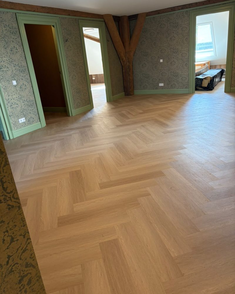Visgraat vloer zolder met houten balken